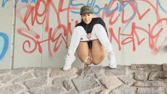 Vanda - Pissing scene