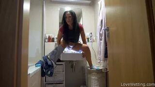 Vanda - Pissing scene