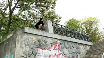 Annie - Pissing scene