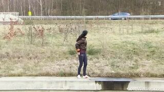 Annie - Pissing scene