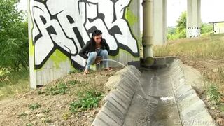 Annie - Pissing scene