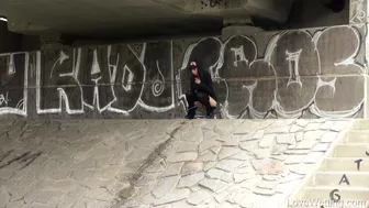 Annie - Pissing scene