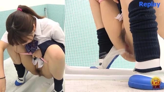 DLEE-399 03 Observing a sense of liberation at the girls school toilet! The youth pee stories