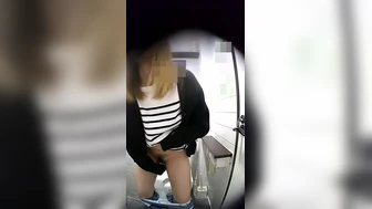 Kuri-Chan Toilet Voeur 06