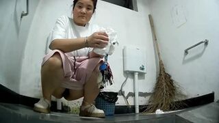 Tourists in The Toilet 16
