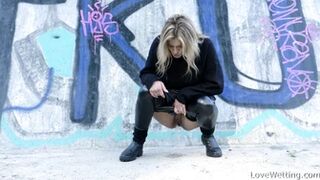 Klarisa Leone - Pissing Scene