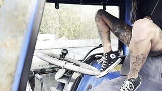 ItsThatbosslass - Pissing in abandon tractor