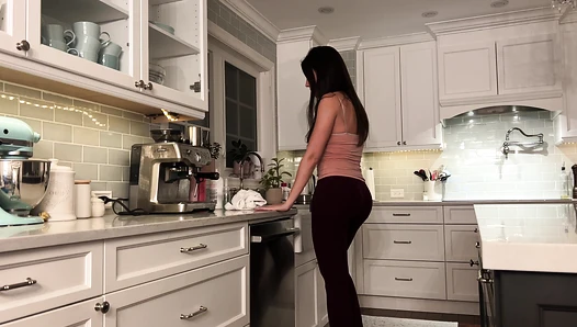 Tina Amazon - washing dishes