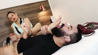LIH FEET - vol 04 - (mp4) foot smelling & handjob video