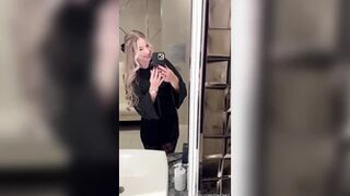 HayleeX - Public Toilet Stall Pee