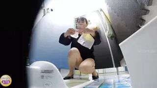 DLSL-631 02 Emergency! Office ladies ripping stockings and pushing panties aside to pee.