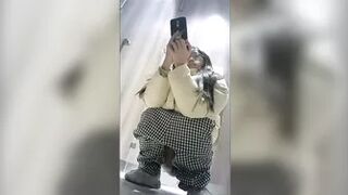What happened in the bathroom of a restaurant 7-8