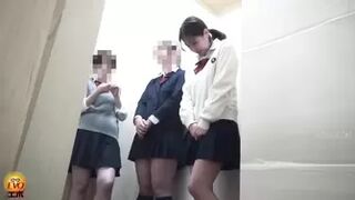 DLEE-771 03 Girls barely holding their pee while waiting by the toilet door. VOL. 5